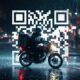 Un montaje que muestra de un lado un código QR gigante y del otro un carnet de afiliado sindical antiguo y desgastado. En el medio, un repartidor en moto cruzando una calle lluviosa de Buenos Aires. Estética de contraste entre lo tecnológico y lo humano. Sin texto.