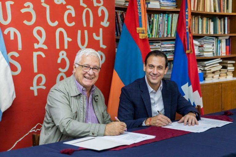 Lanús: Julián Álvarez firmó un convenio por la memoria y la educación con la comunidad armenia