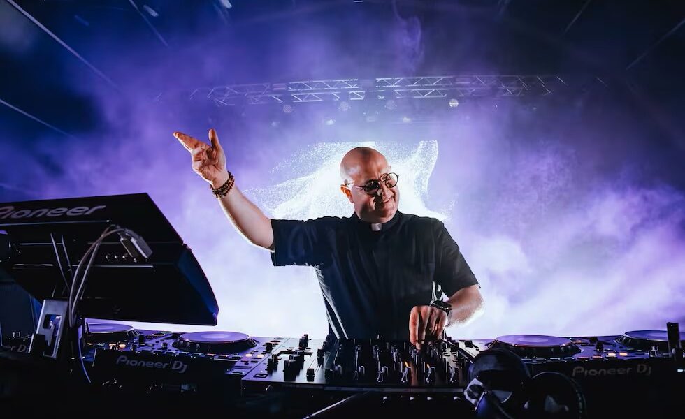 El sacerdote portugués Guilherme Peixoto explica cómo su música electrónica cumple el pedido del Papa Francisco de ir a las periferias de la sociedad.