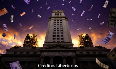 Un montaje cinematográfico que muestra la fachada imponente del Banco Nación frente a Plaza de Mayo. En primer plano, una lluvia de billetes de mil pesos y una silueta desenfocada de un hombre con traje de oficina sosteniendo una carpeta de crédito. Estética de denuncia política con tonos azules y dorados. Sin texto.