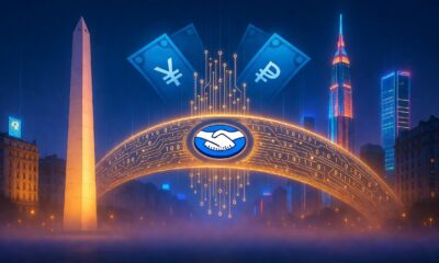 Prompt: Una composición visual hiperrealista que muestra un puente de luz digital formado por circuitos dorados y códigos binarios, uniendo el Obelisco de Buenos Aires con el skyline futurista de Shanghái envuelto en una bruma neón. En el centro del puente, el logo de Mercado Pago brilla con una intensidad eléctrica, mientras sombras de billetes de yuanes y pesos se entrelazan en el aire. Estética cinematográfica, tonos azules profundos y dorados, transmitiendo una sensación de conexión global y tensión financiera. Sin texto.