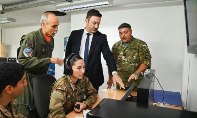 Una investigación reveló graves irregularidades en una compra de aeronaves realizada por la Fuerza Aérea el año pasado, mediante un proceso licitatorio veloz que terminó con la adquisición de una unidad en mal estado y con un sobreprecio millonario: el Estado argentino desembolsó un total de 4.085.000 dólares por un avión que presentaba serios problemas técnicos, mientras que el valor de mercado para una nave similar y en mejores condiciones rondaba los 2.300.000 dólares. La operación, que dejó afuera a múltiples competidores del sector a través de modificaciones de último momento en los pliegos, ya se encuentra bajo la lupa por la falta de transparencia en el giro de los fondos públicos. Los puntos más críticos de la maniobra comercial indican lo siguiente: Licitación exprés: el proceso se inició en mayo de 2025 y otorgó apenas dos semanas para la presentación de ofertas, un plazo calificado como inviable por los especialistas del sector aeronáutico. Pliego direccionado: una circular de la Fuerza Aérea limitó los modelos permitidos, lo que derivó en la descalificación de otros oferentes y benefició de forma directa a la firma Regional One Inc. Fallas estructurales: la inspección técnica en Estados Unidos constató la presencia de corrosión, pérdidas de aceite, desgaste severo y faltante de instrumental básico; llamativamente, el avión ya estaba pintado con las insignias oficiales antes de adjudicarse la compra. Falta de trazabilidad: el pago se canalizó a través de una cuenta de garantía ("escrow"), un mecanismo internacional que diluye el rastro del dinero y que coincide con el patrón detectado en otras compras sospechosas desde 2021. La situación genera una fuerte preocupación en el ámbito de la defensa nacional, dado que los fondos destinados a reequipar las fuerzas de seguridad terminaron desviados hacia un material obsoleto que requerirá inversiones adicionales para estar operativo, afectando el presupuesto del área.