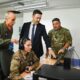 Una investigación reveló graves irregularidades en una compra de aeronaves realizada por la Fuerza Aérea el año pasado, mediante un proceso licitatorio veloz que terminó con la adquisición de una unidad en mal estado y con un sobreprecio millonario: el Estado argentino desembolsó un total de 4.085.000 dólares por un avión que presentaba serios problemas técnicos, mientras que el valor de mercado para una nave similar y en mejores condiciones rondaba los 2.300.000 dólares. La operación, que dejó afuera a múltiples competidores del sector a través de modificaciones de último momento en los pliegos, ya se encuentra bajo la lupa por la falta de transparencia en el giro de los fondos públicos. Los puntos más críticos de la maniobra comercial indican lo siguiente: Licitación exprés: el proceso se inició en mayo de 2025 y otorgó apenas dos semanas para la presentación de ofertas, un plazo calificado como inviable por los especialistas del sector aeronáutico. Pliego direccionado: una circular de la Fuerza Aérea limitó los modelos permitidos, lo que derivó en la descalificación de otros oferentes y benefició de forma directa a la firma Regional One Inc. Fallas estructurales: la inspección técnica en Estados Unidos constató la presencia de corrosión, pérdidas de aceite, desgaste severo y faltante de instrumental básico; llamativamente, el avión ya estaba pintado con las insignias oficiales antes de adjudicarse la compra. Falta de trazabilidad: el pago se canalizó a través de una cuenta de garantía ("escrow"), un mecanismo internacional que diluye el rastro del dinero y que coincide con el patrón detectado en otras compras sospechosas desde 2021. La situación genera una fuerte preocupación en el ámbito de la defensa nacional, dado que los fondos destinados a reequipar las fuerzas de seguridad terminaron desviados hacia un material obsoleto que requerirá inversiones adicionales para estar operativo, afectando el presupuesto del área.
