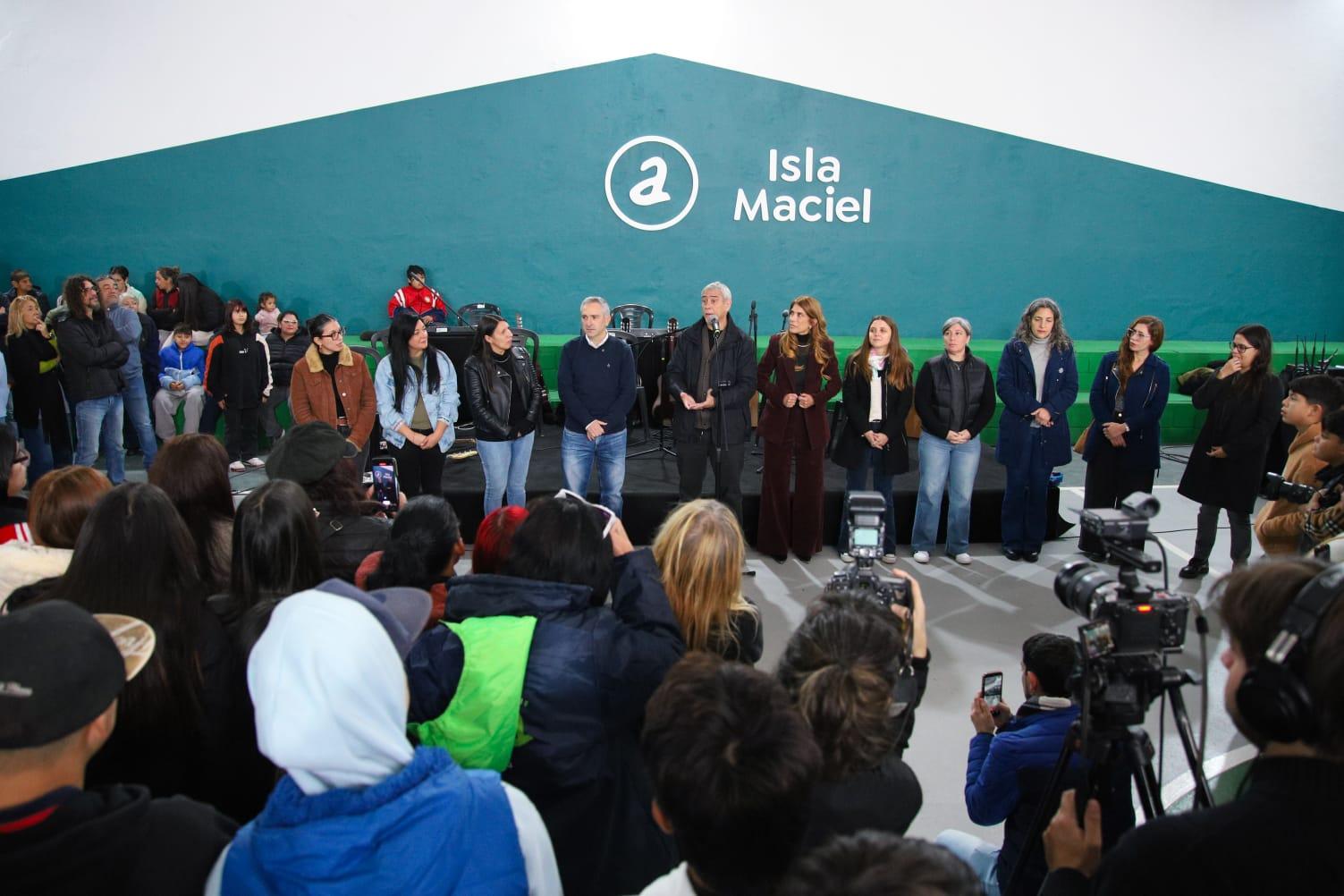 Jorge Ferraresi y Andrés Larroque inauguraron mejoras en la sede Maciel del Programa Envión. Más infraestructura para la inclusión juvenil en Avellaneda.