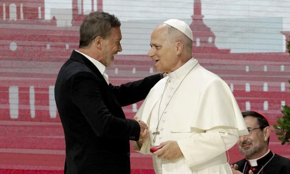 El hechizo de Dios: el profundo mensaje de Antonio Banderas ante el Papa León XIV