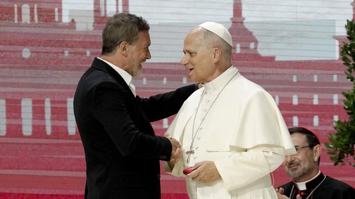 El hechizo de Dios: el profundo mensaje de Antonio Banderas ante el Papa León XIV