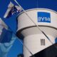 Torre de agua de AySA con banderas, en el marco de la privatización de AySA