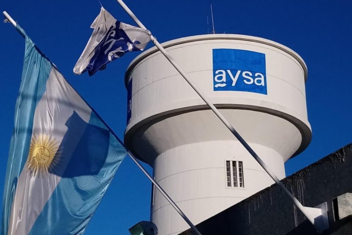 Torre de agua de AySA con banderas, en el marco de la privatización de AySA