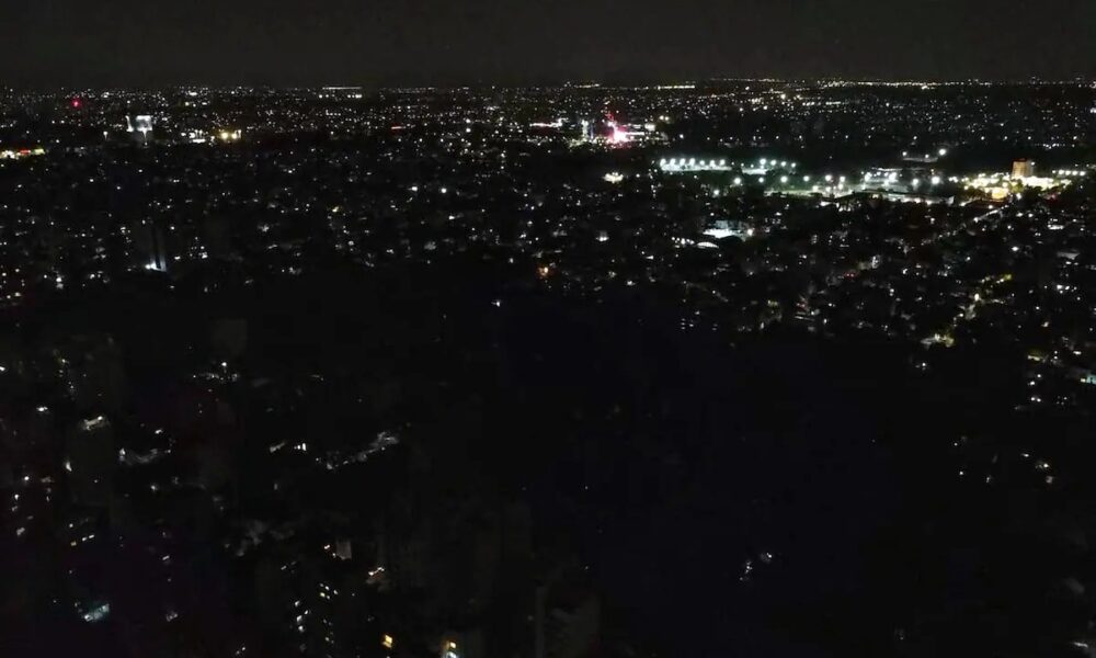 Vista aérea nocturna de una ciudad a oscuras por el apagón masivo en el AMBA