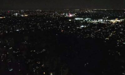 Vista aérea nocturna de una ciudad a oscuras por el apagón masivo en el AMBA