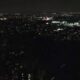 Vista aérea nocturna de una ciudad a oscuras por el apagón masivo en el AMBA