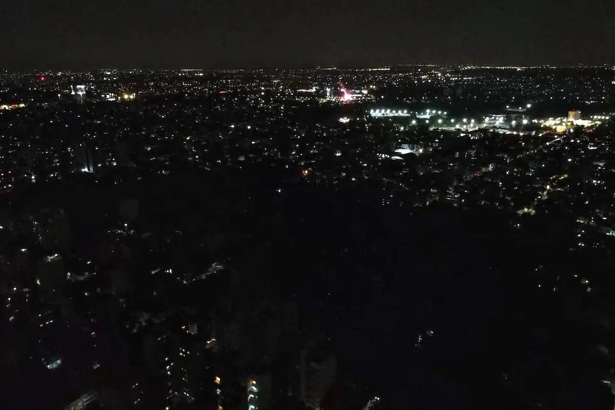 Vista aérea nocturna de una ciudad a oscuras por el apagón masivo en el AMBA