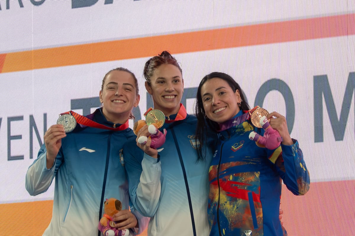Delegación argentina con medallas en el podio de los Juegos Suramericanos