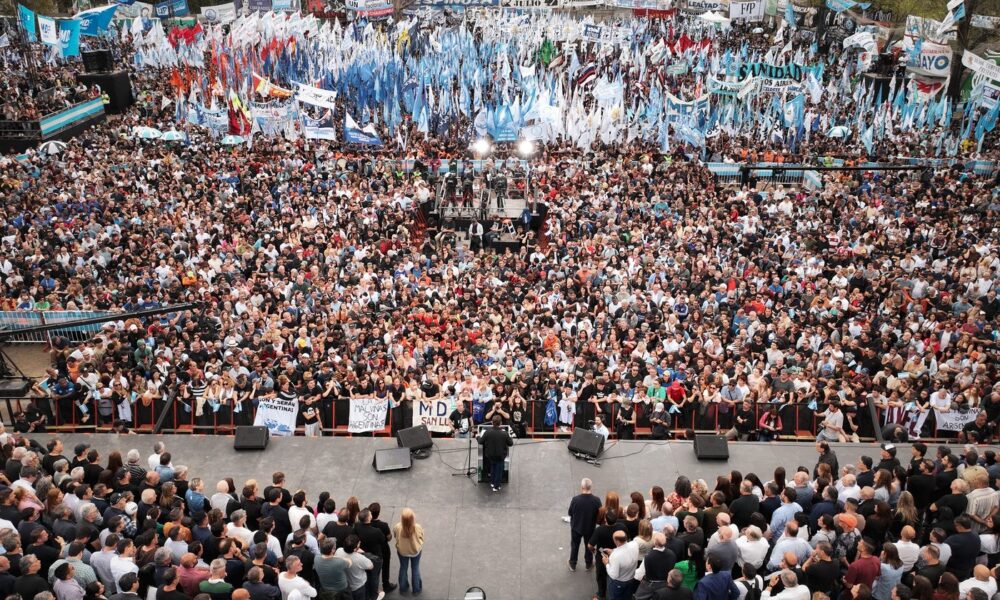 Multitud con banderas de agrupaciones peronistas de todo el país en el plenario del Movimiento Derecho al Futuro en Villa Domínico
