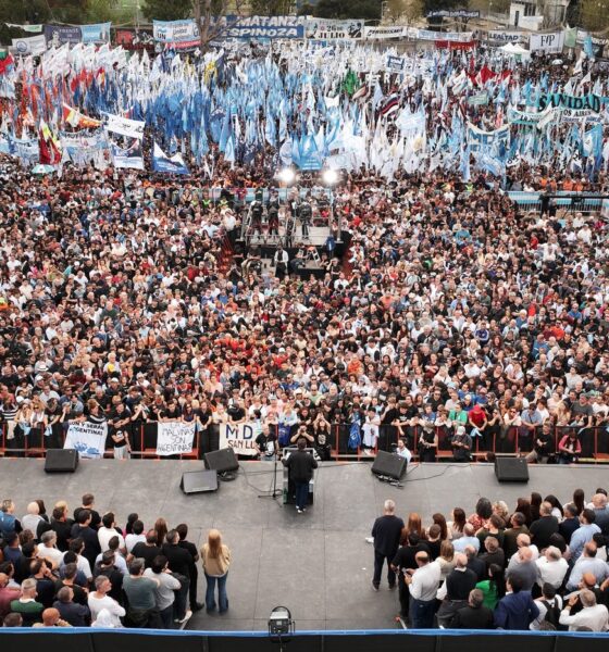 Multitud con banderas de agrupaciones peronistas de todo el país en el plenario del Movimiento Derecho al Futuro en Villa Domínico