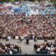 Multitud con banderas de agrupaciones peronistas de todo el país en el plenario del Movimiento Derecho al Futuro en Villa Domínico