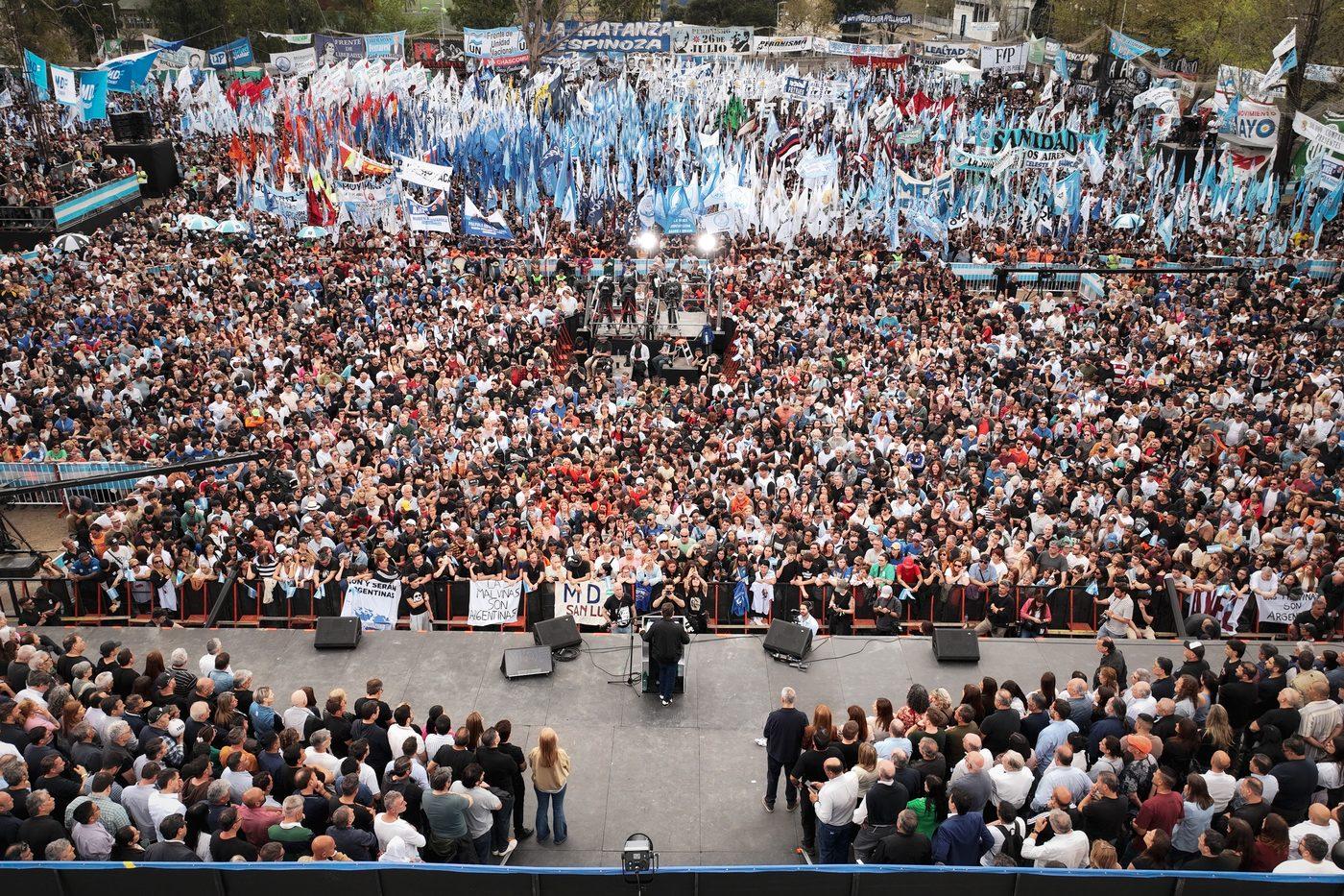 Multitud con banderas de agrupaciones peronistas de todo el país en el plenario del Movimiento Derecho al Futuro en Villa Domínico