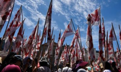 Banderas del Movimiento de Trabajadores Excluidos en la Marcha de la Bronca