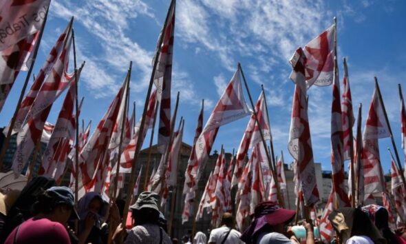 Banderas del Movimiento de Trabajadores Excluidos en la Marcha de la Bronca