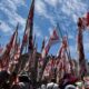 Banderas del Movimiento de Trabajadores Excluidos en la Marcha de la Bronca