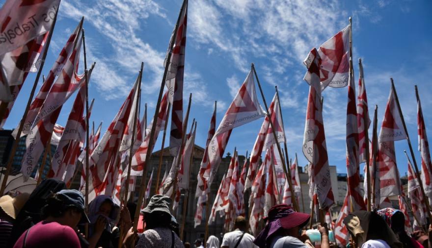 Banderas del Movimiento de Trabajadores Excluidos en la Marcha de la Bronca