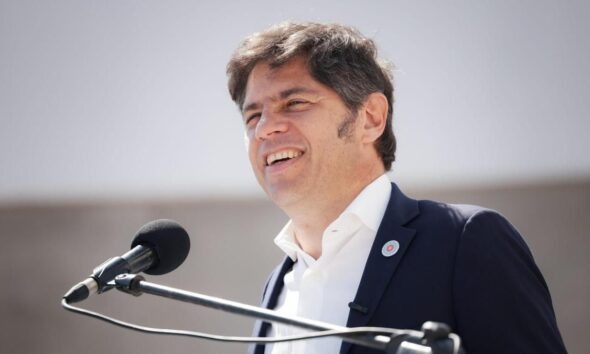 Axel Kicillof habla ante un micrófono en el marco del plenario del Movimiento Derecho al Futuro en Villa Domínico