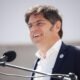 Axel Kicillof habla ante un micrófono en el marco del plenario del Movimiento Derecho al Futuro en Villa Domínico