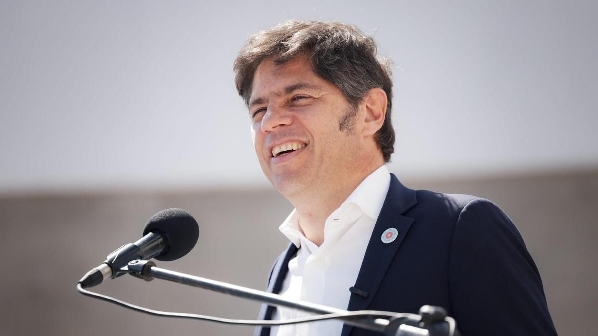 Axel Kicillof habla ante un micrófono en el marco del plenario del Movimiento Derecho al Futuro en Villa Domínico