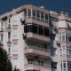 Fachada de un edificio de departamentos, en referencia al proyecto sobre comisión inmobiliaria en los alquileres