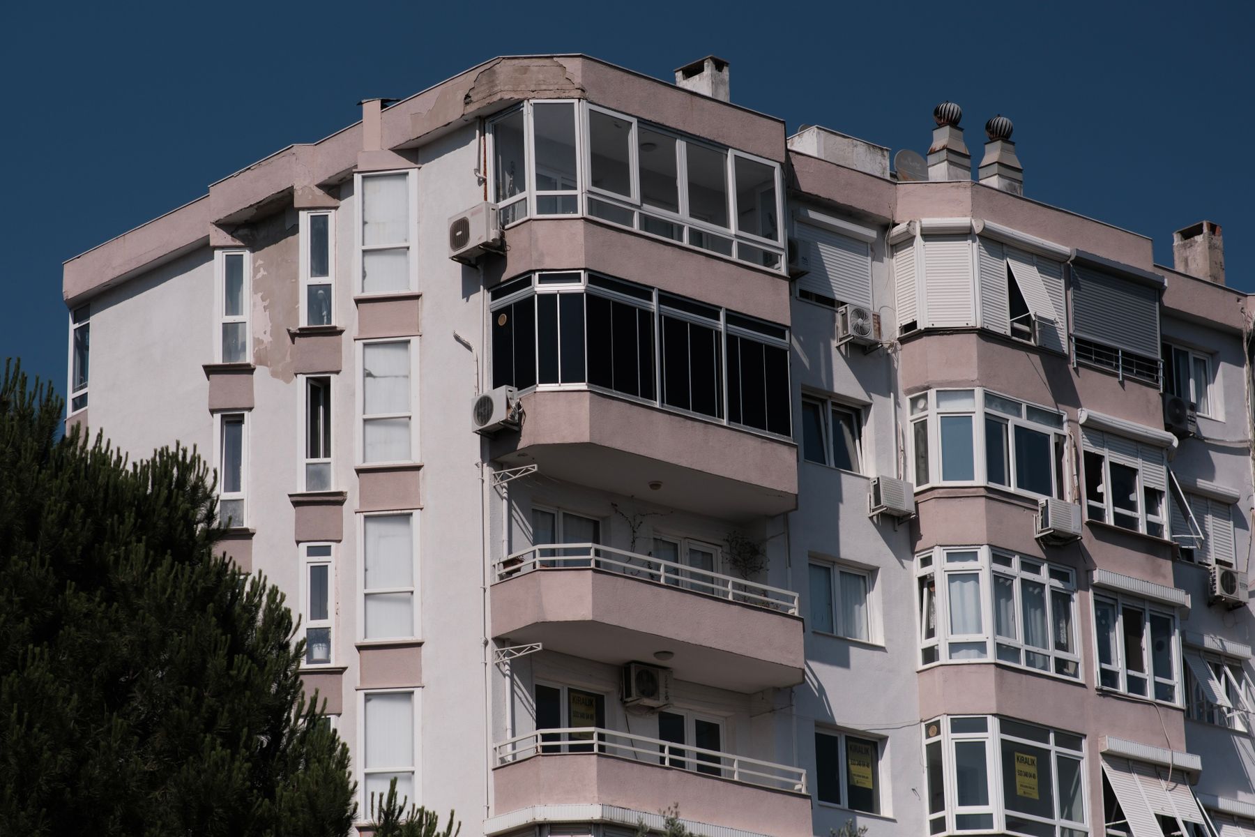 Fachada de un edificio de departamentos, en referencia al proyecto sobre comisión inmobiliaria en los alquileres