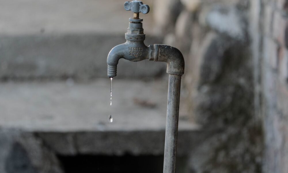 Canilla goteando agua, en referencia a la falta de bidones de agua potable en la zona Norte de La Plata