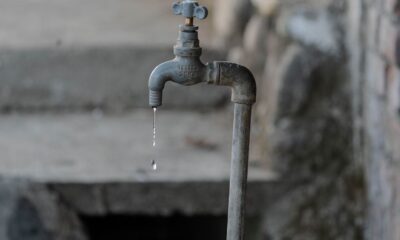 Canilla goteando agua, en referencia a la falta de bidones de agua potable en la zona Norte de La Plata