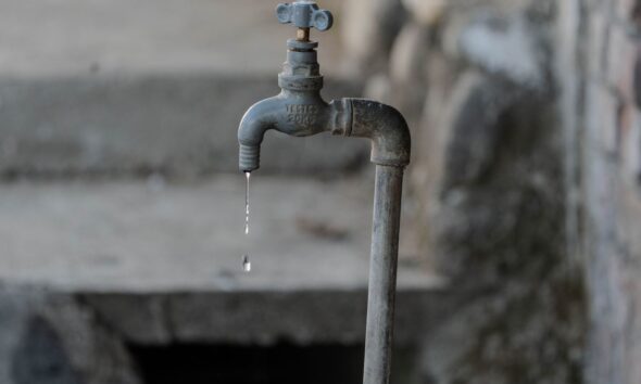 Canilla goteando agua, en referencia a la falta de bidones de agua potable en la zona Norte de La Plata