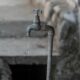 Canilla goteando agua, en referencia a la falta de bidones de agua potable en la zona Norte de La Plata