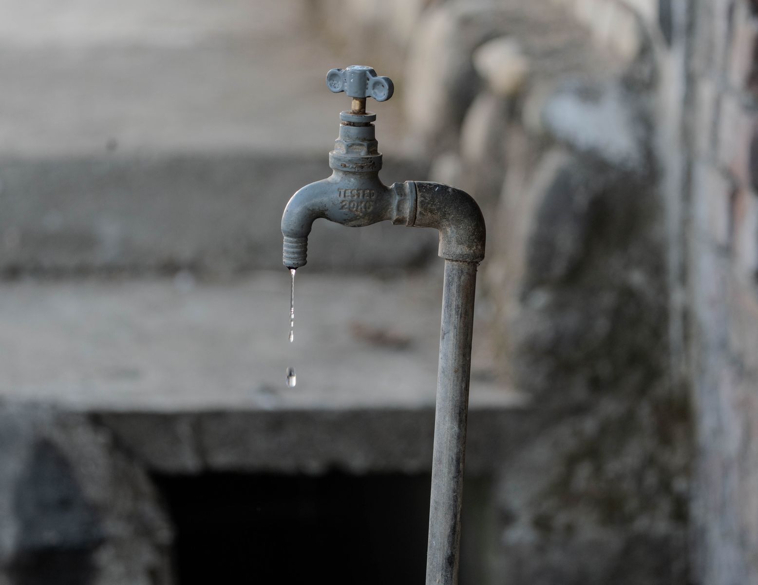 Canilla goteando agua, en referencia a la falta de bidones de agua potable en la zona Norte de La Plata