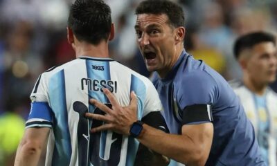 Lionel Messi y Lionel Scaloni se abrazan tras un partido de la Selección Argentina