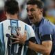 Lionel Messi y Lionel Scaloni se abrazan tras un partido de la Selección Argentina