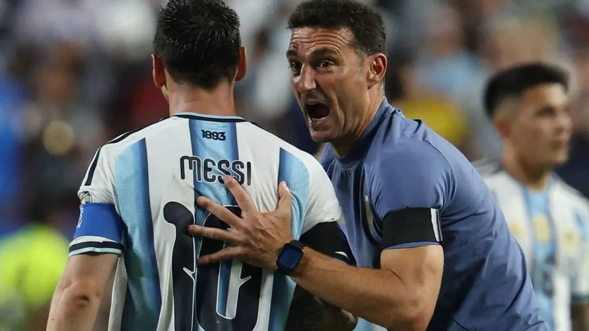 Lionel Messi y Lionel Scaloni se abrazan tras un partido de la Selección Argentina