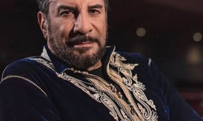 Eugenio Zanetti en un teatro, con una vestimenta bordada, mirando de frente a cámara
