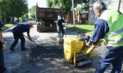 Cuadrilla municipal repavimentando una calle de La Plata, en el marco del plan de bacheo en La Plata