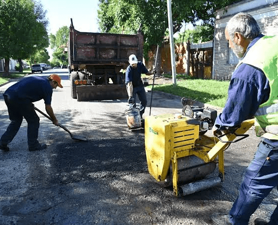 Cuadrilla municipal repavimentando una calle de La Plata, en el marco del plan de bacheo en La Plata