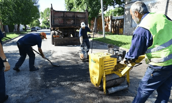 Cuadrilla municipal repavimentando una calle de La Plata, en el marco del plan de bacheo en La Plata