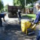 Cuadrilla municipal repavimentando una calle de La Plata, en el marco del plan de bacheo en La Plata
