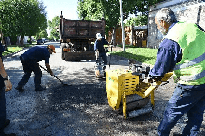Cuadrilla municipal repavimentando una calle de La Plata, en el marco del plan de bacheo en La Plata
