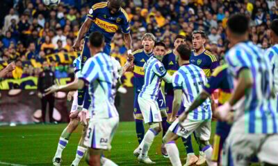 Enner Valencia cabecea el balón en el área de Racing