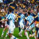 Enner Valencia cabecea el balón en el área de Racing