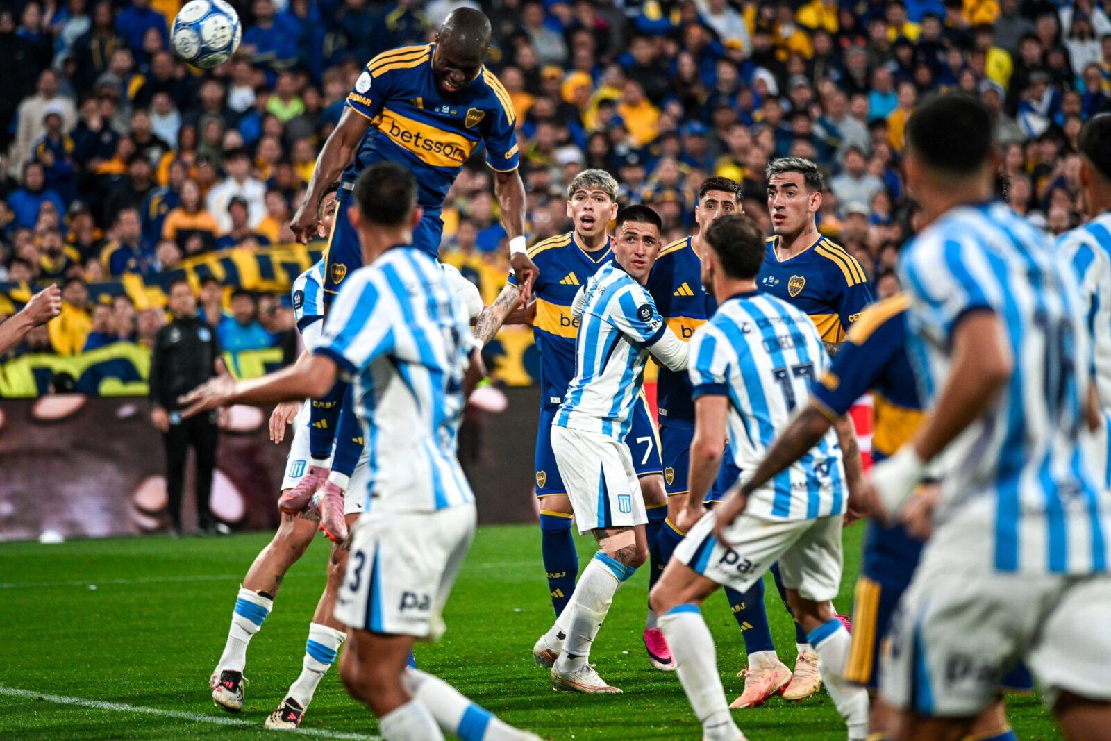 Enner Valencia cabecea el balón en el área de Racing