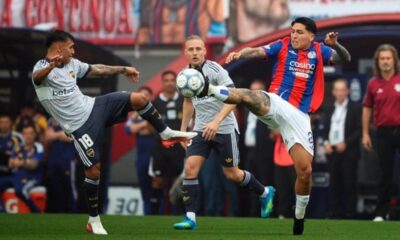 Jugadores de Boca Juniors y San Lorenzo disputan una pelota durante el triunfo de Boca ante San Lorenzo en el Nuevo Gasómetro