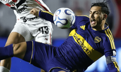 Un jugador de Boca disputa una pelota ante un rival de San Pablo, en referencia a semifinales de la Copa Sudamericana