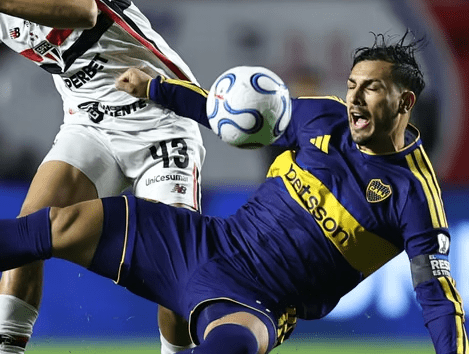 Un jugador de Boca disputa una pelota ante un rival de San Pablo, en referencia a semifinales de la Copa Sudamericana